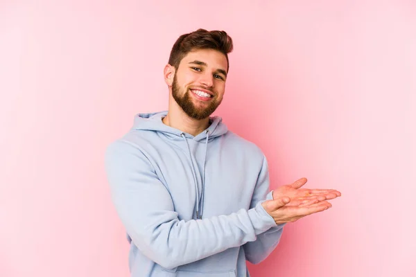 Jonge Blanke Man Geïsoleerd Roze Achtergrond Met Een Kopieerruimte Een — Stockfoto