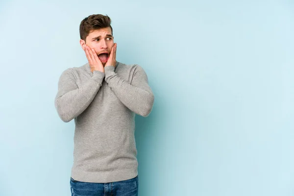 Ung Kaukasisk Man Isolerad Blå Bakgrund Rädd Och Rädd — Stockfoto