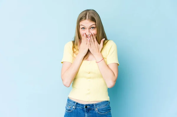 Mujer Rubia Joven Aislada Sobre Fondo Azul Conmocionada Cubriendo Boca — Foto de Stock