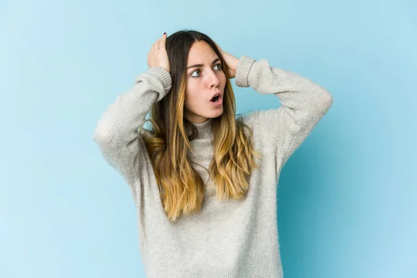 Joven Mujer Caucásica Aislada Sobre Fondo Azul Gritando Muy Excitada —  Fotos de Stock