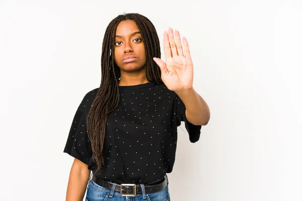 Jonge Afrikaanse Amerikaanse Vrouw Geïsoleerd Witte Achtergrond Staan Met Uitgestrekte — Stockfoto