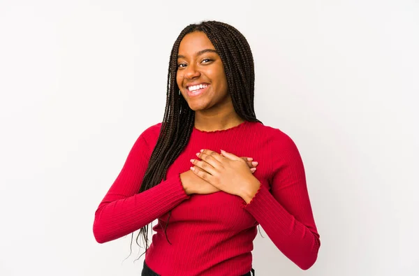 Die Junge Afroamerikanerin Hat Einen Freundlichen Gesichtsausdruck Und Drückt Die — Stockfoto