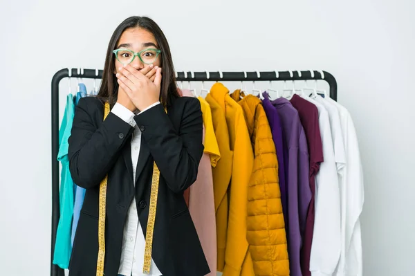 Joven Asiático Diseñador Mujer Aislado Blanco Fondo Shocked Cubierta Boca —  Fotos de Stock