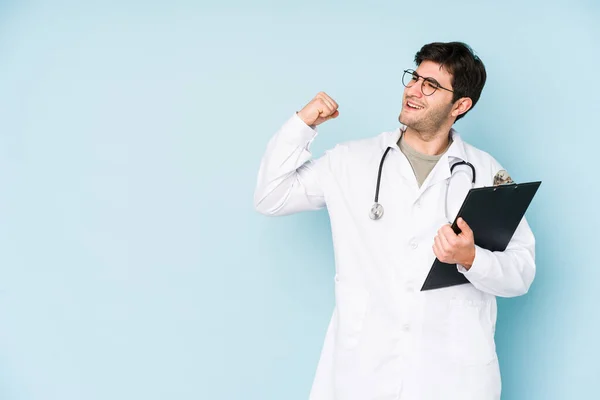 Young Doctor Man Isolated Blue Background Raising Fist Victory Winner — Stock Photo, Image