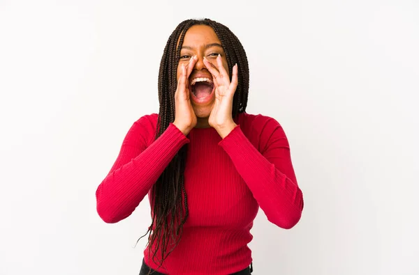 Νεαρή Αφροαμερικανή Γυναίκα Απομονωμένη Φωνάζοντας Ενθουσιασμένη Μπροστά — Φωτογραφία Αρχείου