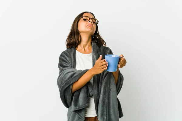 Mujer Latina Joven Con Manta Aislada Sobre Fondo Blanco Sintiéndose —  Fotos de Stock