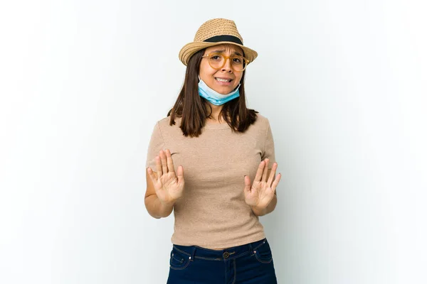 Ung Latinamerikansk Kvinna Bär Hatt Och Mask För Att Skydda — Stockfoto