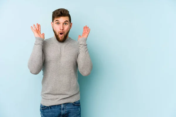 Jovem Caucasiano Isolado Fundo Azul Com Uma Ideia Conceito Inspiração — Fotografia de Stock