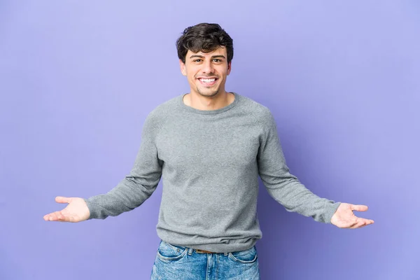 Jonge Coole Man Met Een Welkome Uitdrukking — Stockfoto