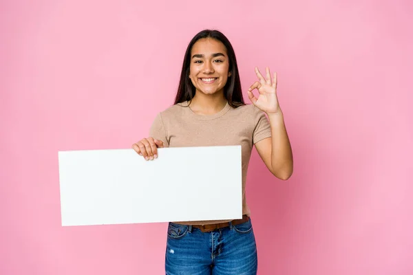 Jonge Aziatische Vrouw Houden Een Blanco Papier Voor Wit Iets — Stockfoto