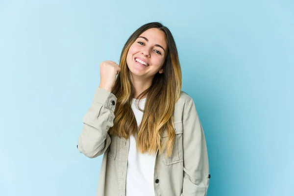 Giovane Donna Caucasica Isolata Sfondo Blu Che Celebra Una Vittoria — Foto Stock