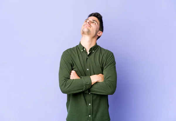 Junger Kaukasischer Mann Auf Violettem Hintergrund Isoliert Und Träumt Davon — Stockfoto