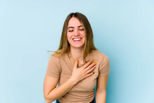 Jonge Kaukasische Vrouw Geïsoleerd Blauwe Achtergrond Lacht Uit Luid Houden — Stockfoto