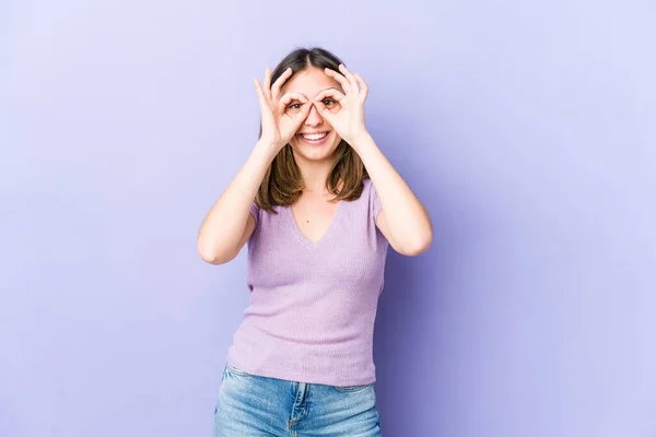 Jonge Kaukasische Vrouw Tonen Oke Teken Ogen — Stockfoto