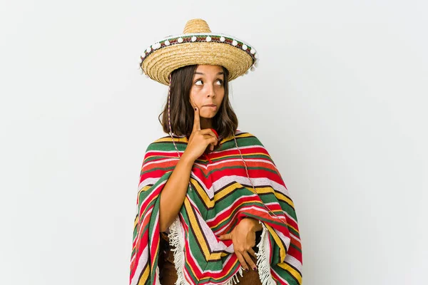 Young Mexican Woman Isolated White Background Contemplating Planning Strategy Thinking — Stock Photo, Image