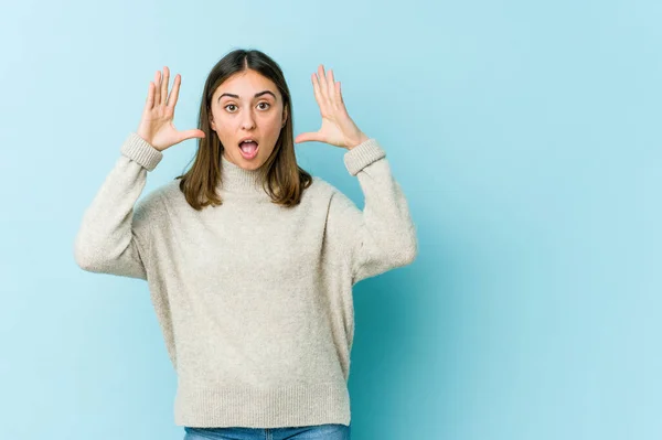 Joven Mujer Caucásica Celebrando Una Victoria Éxito Sorprende Sorprende — Foto de Stock