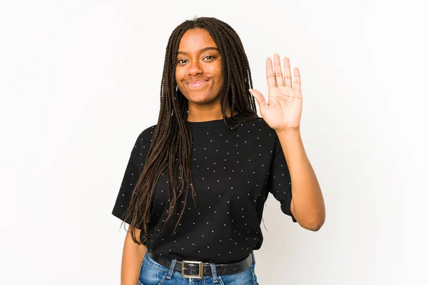 Beyaz Arka Planda Izole Edilmiş Genç Afrikalı Amerikalı Kadın Gülümseyerek — Stok fotoğraf