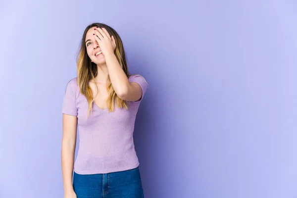 Mladá Běloška Osamělá Purpurovém Pozadí Veselá Bezstarostná Přírodní Emoce — Stock fotografie