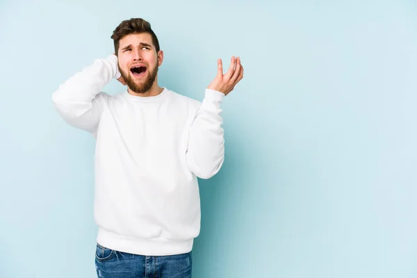 Young Caucasian Man Isolated Blue Background Screaming Rage — Stock Photo, Image