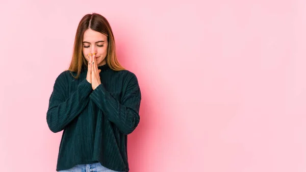 Ung Kaukasiska Kvinna Isolerad Rosa Bakgrund Visar Hängivenhet Religiös Person — Stockfoto