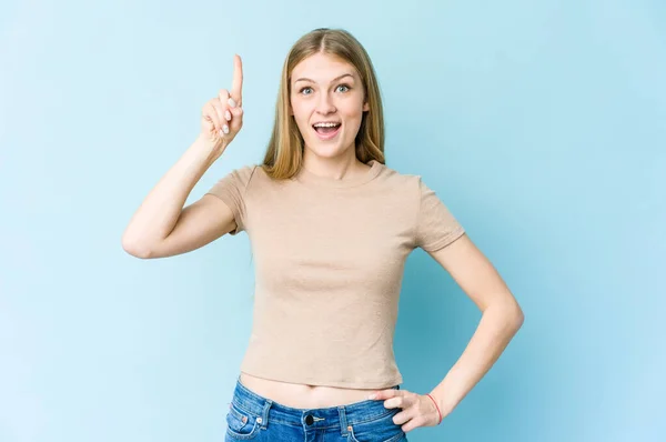 Mujer Rubia Joven Aislada Sobre Fondo Azul Teniendo Una Idea — Foto de Stock