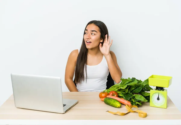 Junge Ernährungsberaterin Asiatische Frau Isoliert Auf Weißem Hintergrund Versucht Ein — Stockfoto