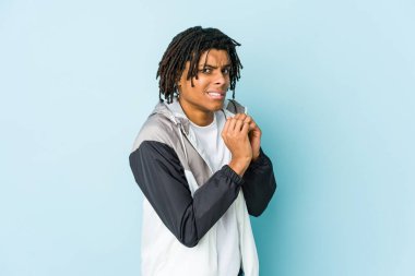 Genç Afrikalı Amerikalı sporcu korkmuş ve korkmuş..