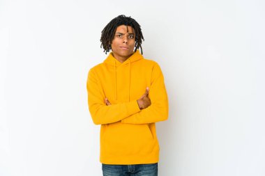 Genç Afro-Amerikan Rasta 'lı mutsuz adam iğneleyici ifadesiyle kameraya bakıyor..