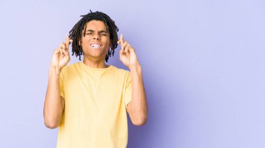 Genç Afrikalı Amerikalı Rasta adam şans diliyor.