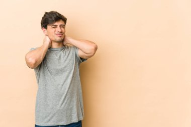 Oturaklı yaşam tarzı yüzünden boyun ağrısı çeken genç, havalı bir adam..