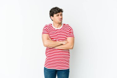 Genç havalı adam kameraya alaycı bir ifadeyle bakmaktan memnun değil..