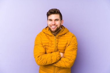 Morarmış arka planda yaşayan genç adam gülüyor ve eğleniyor..