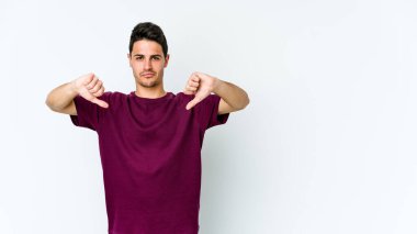 Beyaz arka planda izole edilmiş genç beyaz bir adam hoşlanmadığı bir jest yapıyor, kabul etmiyor. Anlaşmazlık konsepti.