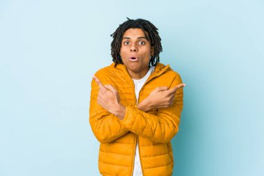 Genç melez adam iki seçenek arasında seçim yapmaya çalışıyor..