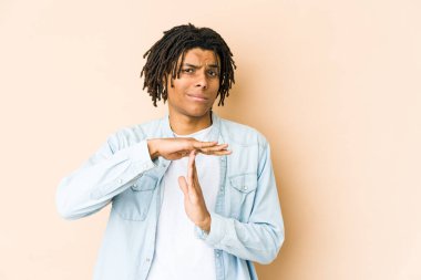 Genç Afrikalı Amerikalı Rasta adam mola veriyor..