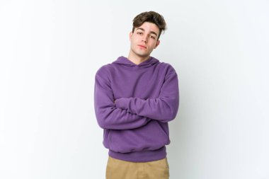 Beyaz arka planda izole edilmiş, sıkılmış, yorgun ve dinlenmeye ihtiyacı olan genç beyaz bir adam..