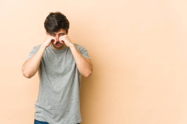 Genç, havalı bir adam sızlanıyor ve ağlıyor..