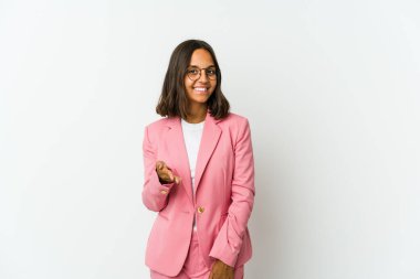 Beyaz arka planda izole edilmiş genç Latin iş kadını boynuzlarını devrim konsepti olarak gösteriyor..