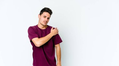 Beyaz arka planda izole edilmiş, omuz ağrısı olan genç beyaz bir adam..