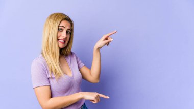 Genç sarışın beyaz kadın işaret parmağıyla fotokopi çekilen yeri işaret ederek şok oldu..