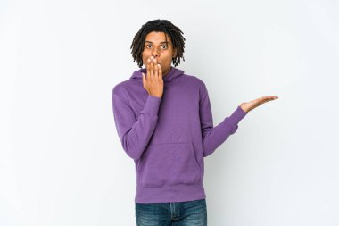 Genç Afrikalı Amerikalı Rasta adam, Palm 'da fotokopi alanı tutmaktan etkilendi..