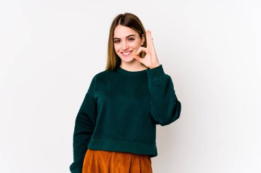 Beyaz arka planda izole edilmiş genç beyaz kadın neşeli ve kendinden emin, iyi bir hareket gösteriyor..