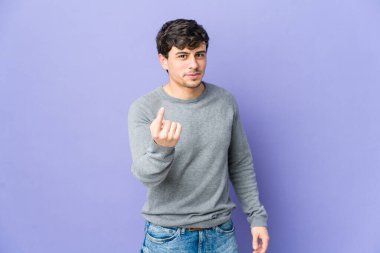 Genç havalı adam seni parmağıyla işaret ediyor. Sanki davet ediliyormuşsun gibi..