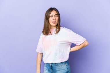 Sırt ağrısı çeken beyaz bir kadın..