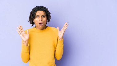 Rasta saç stili giyen genç siyah adam şaşırdı ve şok oldu..