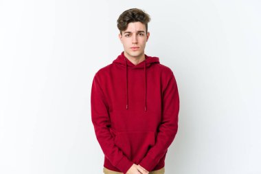 Beyaz arka planda soyutlanmış beyaz bir adam üzgün, ciddi bir yüz, mutsuz ve hoşnutsuz..