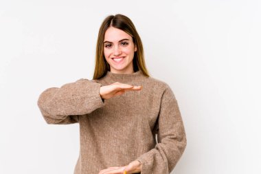 Beyaz arka planda izole edilmiş beyaz bir kadın iki eliyle bir şey tutuyor, ürün sunumu..