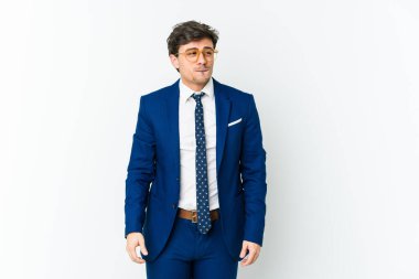 Genç iş adamı kafası karışık, kuşkulu ve güvensiz hissediyor..