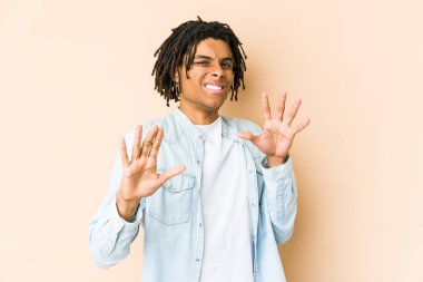 Genç Afro-Amerikalı Rasta adam iğrenme hareketi gösteren birini reddediyor..