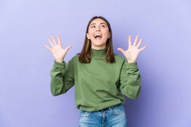 Kafkasyalı genç bir kadın gökyüzüne doğru bağırıyor, yukarı bakıyor, hayal kırıklığına uğramış..